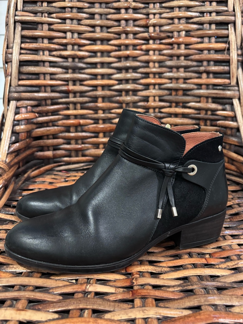 PIKOLINOS The Daroca Black Leather Ankle Booties with Tie Accent 8.5/39